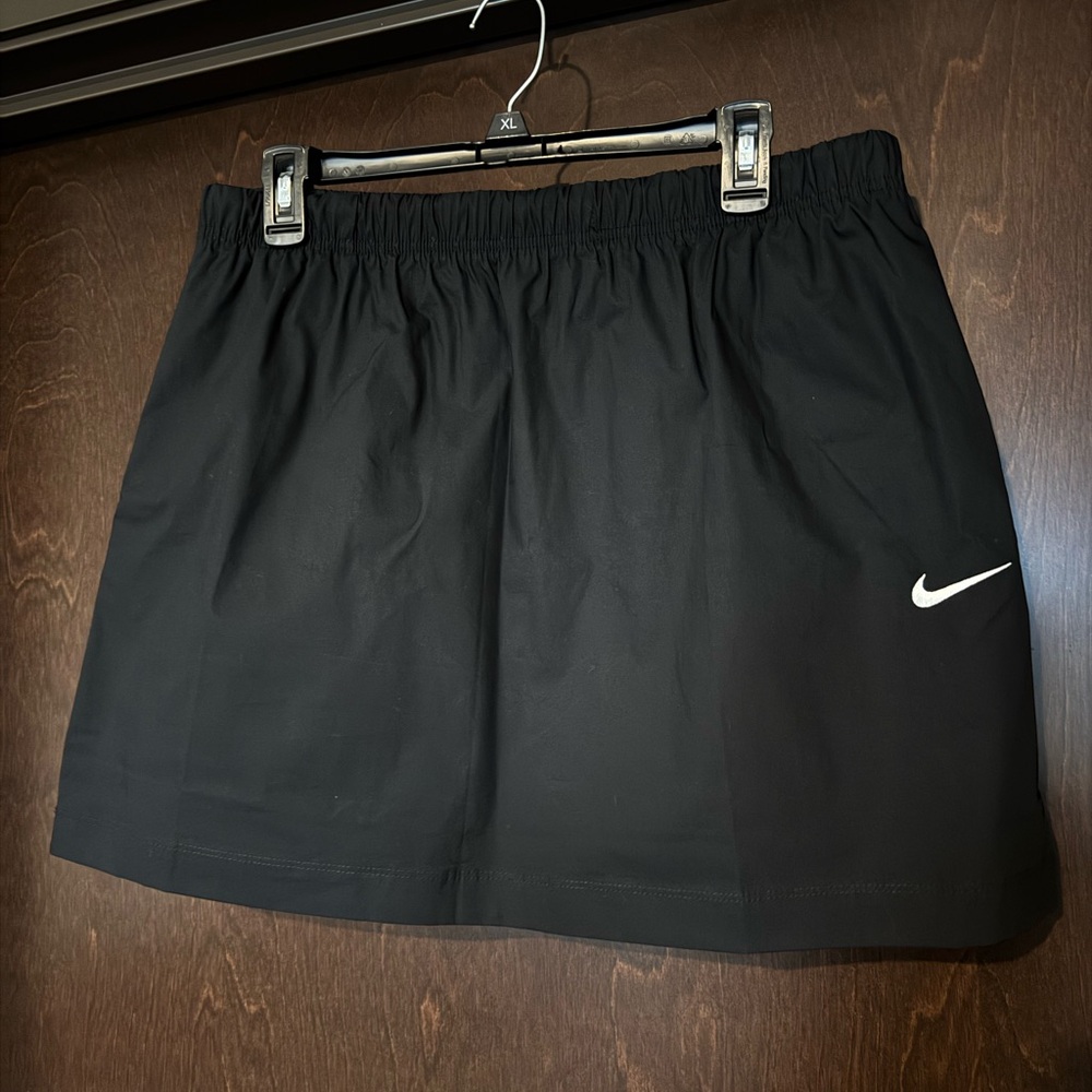Nike High-Waisted Woven
Skirt